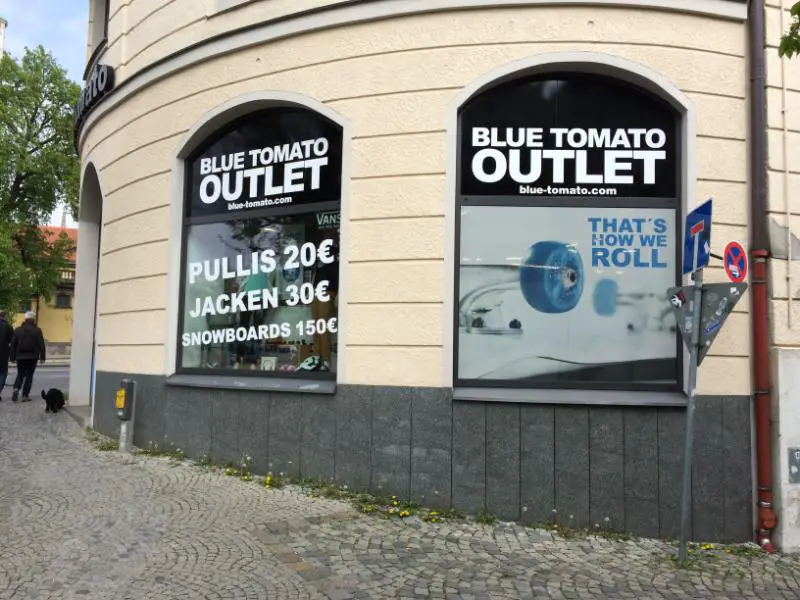 You are currently viewing Blue Tomato Outlet München - Coole Mode zu heißen Preisen