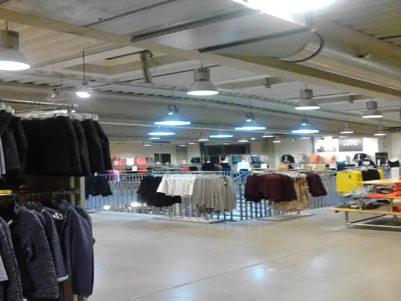 Zero Outlet Bremen — Innenansicht mit moderner Warenpräsentation
