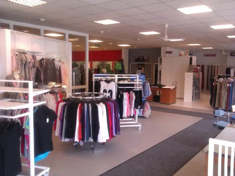You are currently viewing H&H Jeans Outlet Baiersdorf - Sparfüchse tragen Blue Jeans