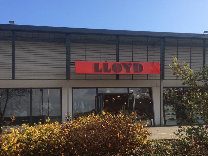 You are currently viewing Lloyd Outlet Kirchheim - Sparen beim Schuh mit rotem Streifen