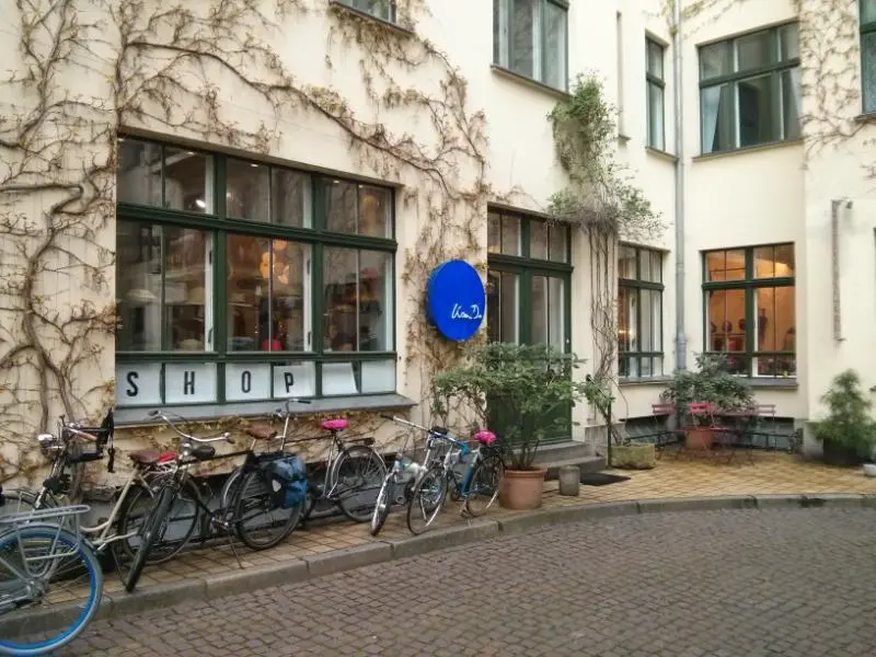 Lisa D Berlin